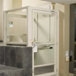 La plataforma V-1504 está construida para transportar una silla de ruedas más un acompañante.